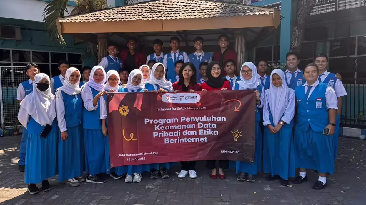 Informatika Untuk Masyarakat di SMA Barunawati Surabaya: Belajar Menjadi Pengguna Internet yang Cerdas dan Aman